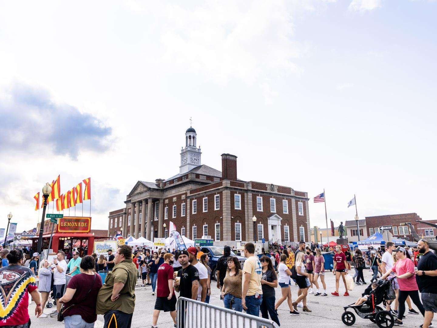 Festivaliers participant au SantaCaliGon Days Festival à Kansas City