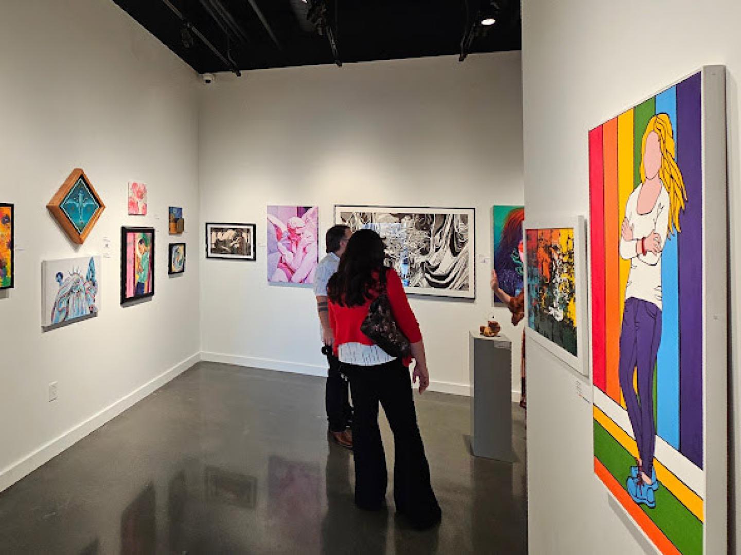 在密苏里州乔普林的斯皮瓦艺术中心欣赏艺术作品