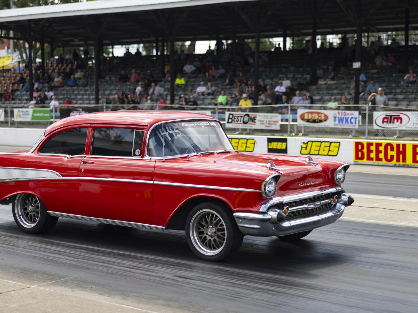 Une voiture de sport ancienne au Tri-Five Nationals de Bowling Green, Kentucky