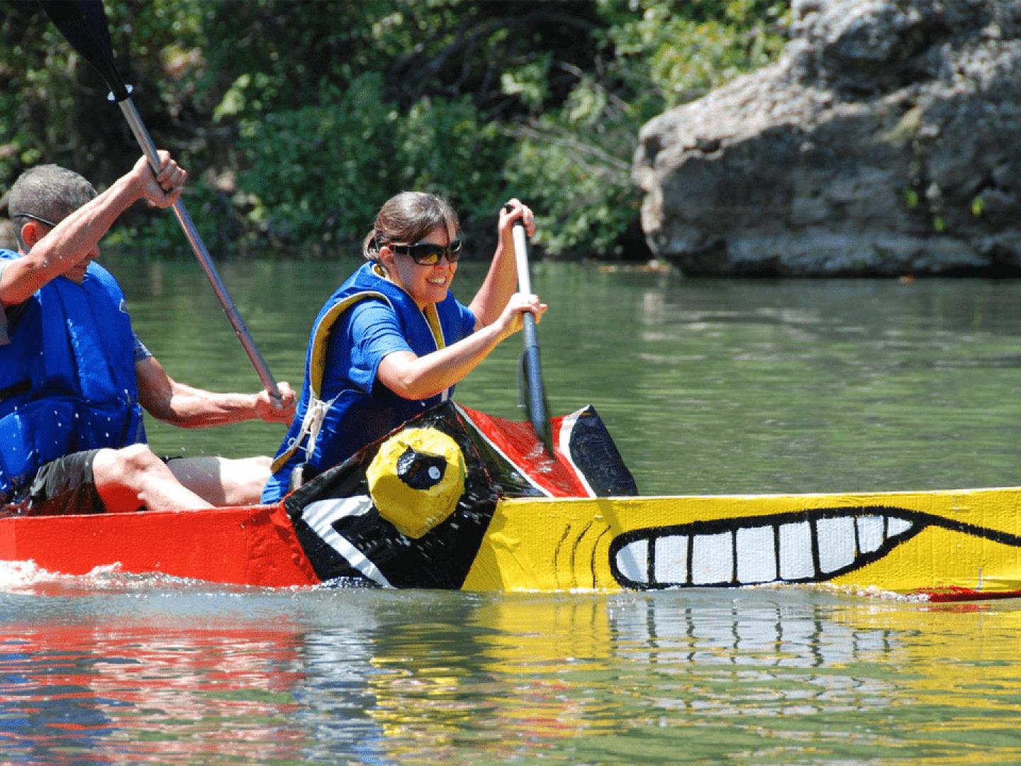 在密苏里州乔普林的浅滩溪上划船