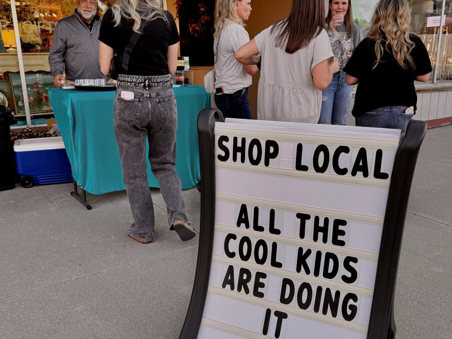 密苏里州奇利科西一年一度的 Wine Walk 满是参与者