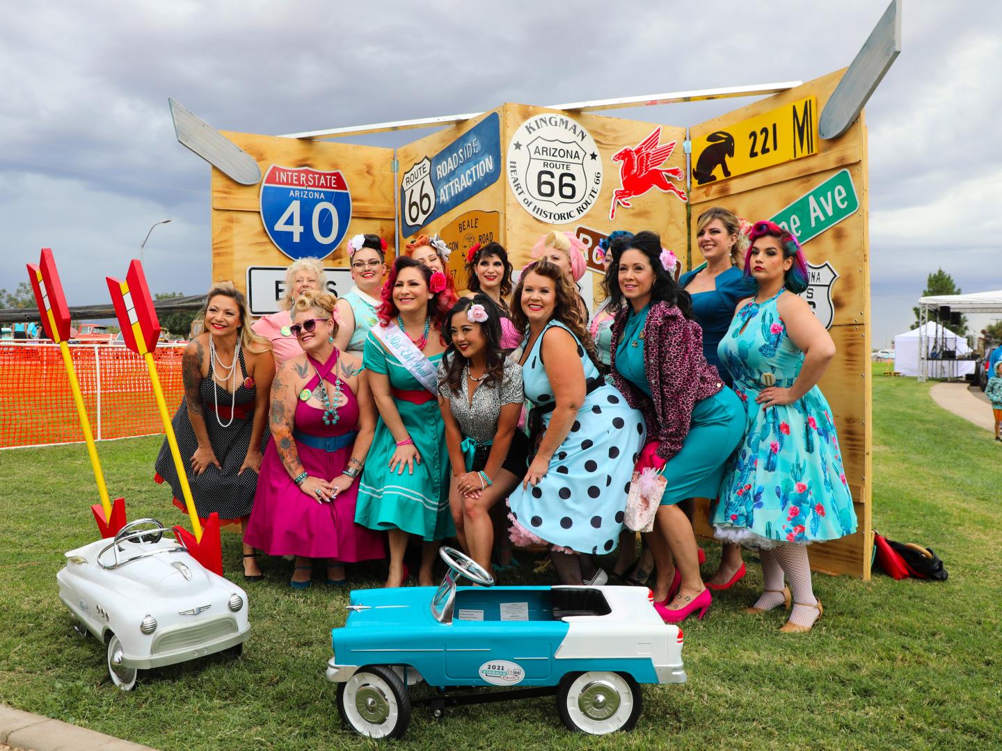 Visitantes aproveitando as atrações do Kingman’s I ❤ Route 66 Fest em Kingman, Arizona