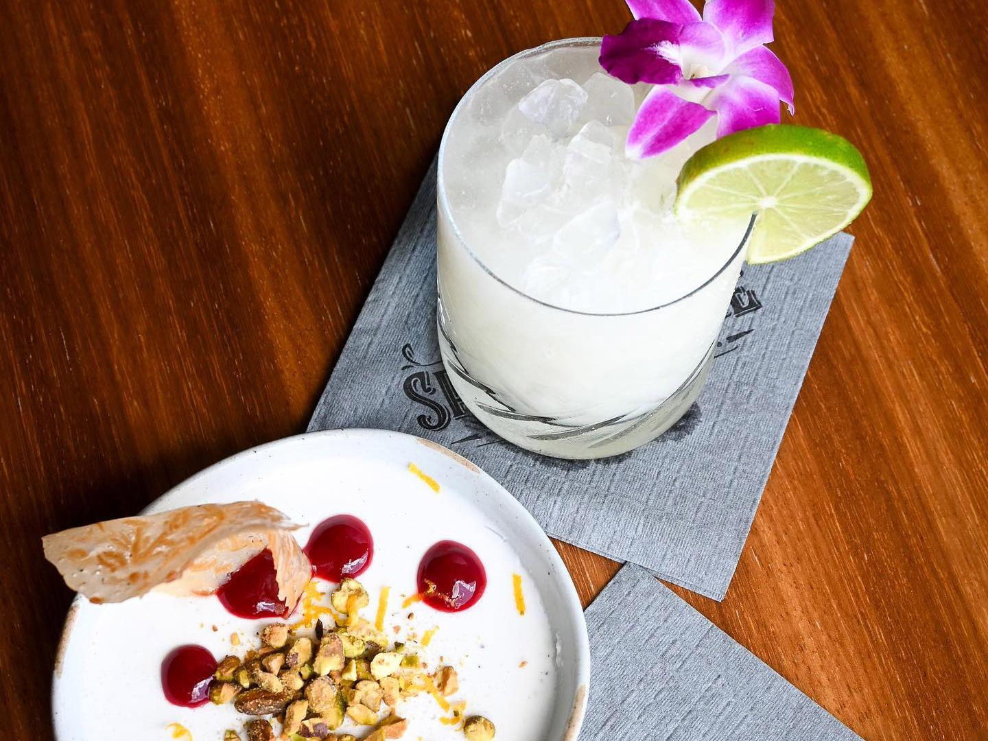 Cocktail et hors-d’œuvre au Spare Birdie à Cedar Park, Texas