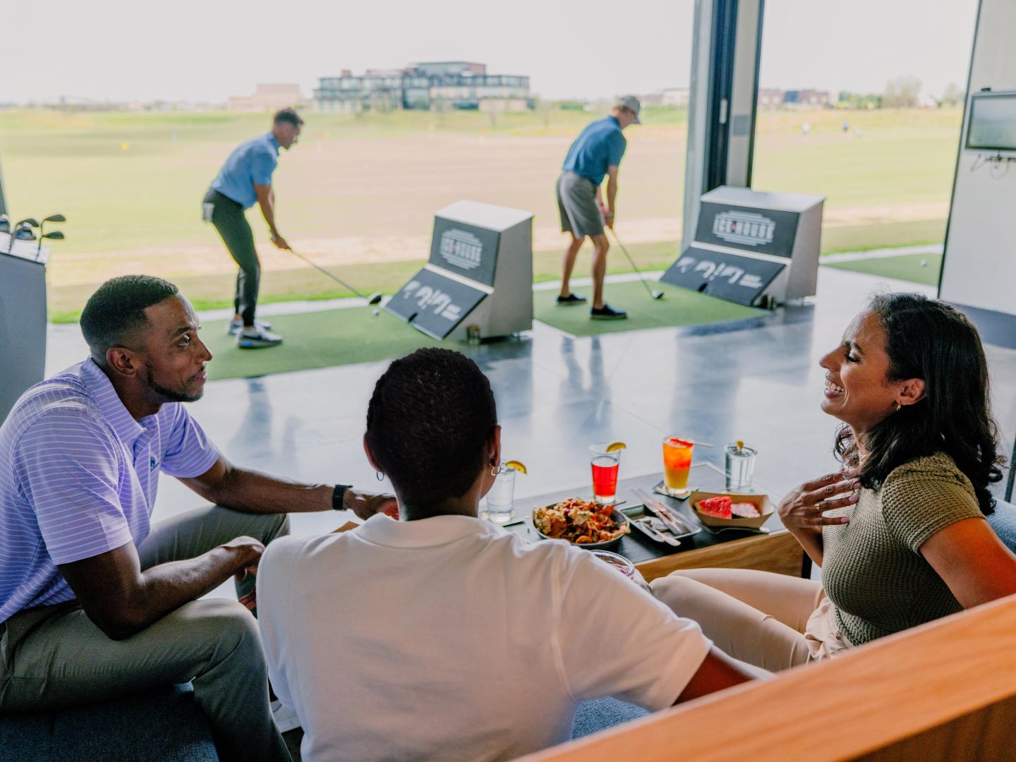 在德克萨斯州欧姆尼 PGA 弗里斯科度假村的高尔夫餐吧 Ice House 畅享打高尔夫球的乐趣