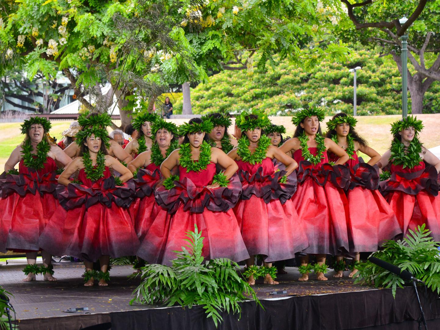 Danseurs de hula autochtones hawaïens lors du Prince Lot Hula Festival à Honolulu, Hawaï