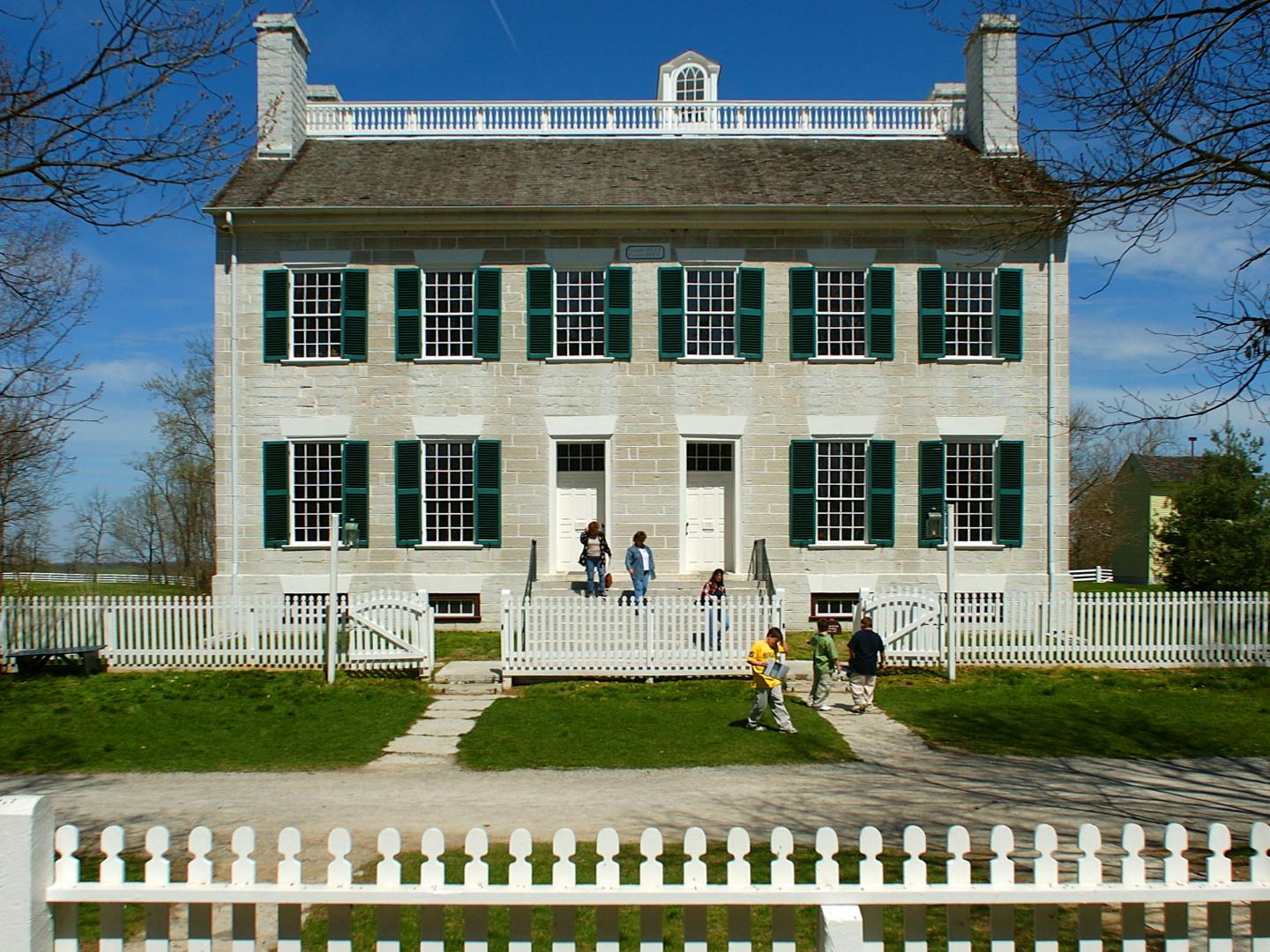 闔家造訪肯塔基州歡喜丘的夏克風建築