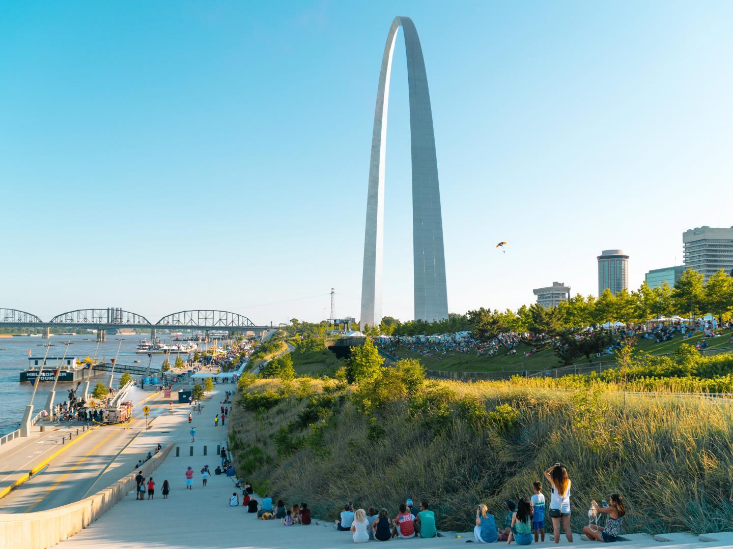 位在密蘇里州聖路易斯水岸的大拱門國家公園