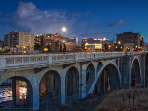 Vista de Monroe Street Bridge, River Park Square y más allá