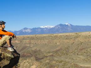 Contemplation du canyon et des montagnes qui s’étendent à perte de vue Contemplation du canyon et des montagnes qui s’étendent à perte de vue
