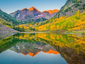 The autumn sun sets the Maroon Bells ablaze The autumn sun sets the Maroon Bells ablaze