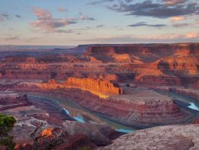 Layers of rocky beauty meet the sky at Dead Horse Point State Park