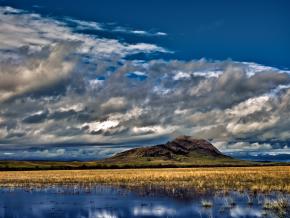 Bear Butte se eleva hasta llegar a las nubes Bear Butte se eleva hasta llegar a las nubes