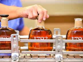 在巴兹敦小批量生产的深琥珀色波本威士忌