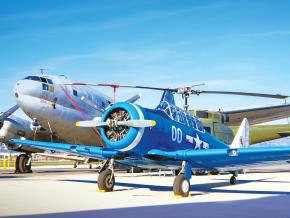 Antiguo avión en exhibición en el The World War II Aviation Museum Antiguo avión en exhibición en el The World War II Aviation Museum