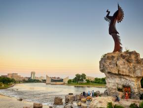 Blick auf den Arkansas River und den Little Arkansas River vom Fuß der Statue ‚„Keeper of the Plains“ in Wichita Blick auf den Arkansas River und den Little Arkansas River vom Fuß der Statue ‚„Keeper of the Plains“ in Wichita
