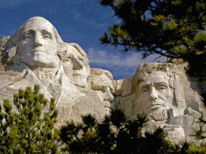 Le visage de quatre anciens présidents américains taillé dans la roche du mont Rushmore