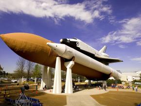 ‘풀 스택’으로도 알려진 우주 왕복선, 외부 탱크, 2대의 로켓 부스터가 전시된 미국 우주 & 로켓 센터