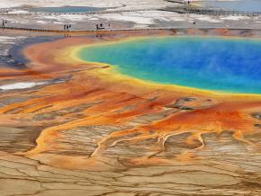 Les couleurs chatoyantes du Grand Prismatic Spring au sein du Yellowstone National Park, Wyoming