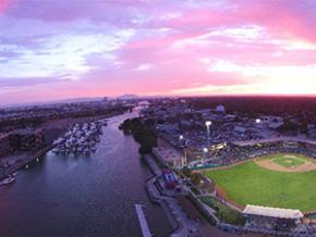 Una colorida puesta de sol sobre el Banner Island Ballpark