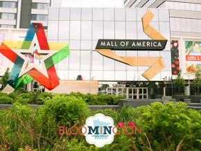 Photo de l’extérieur du Mall of America avec le logo du site de tourisme de Bloomington
