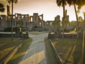 Ruinas de la mansión Dungeness de 1884 en Cumberland Island Ruinas de la mansión Dungeness de 1884 en Cumberland Island