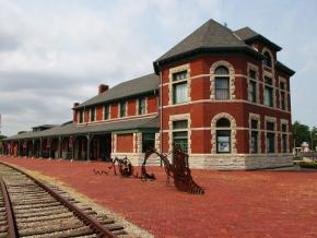 修缮一新的 Katy Depot 火车站外部亮丽的红砖（始建于 1896 年）