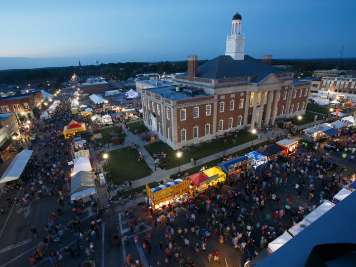 상공에서 본 산타-캘리-곤-데이즈 행사장 전경