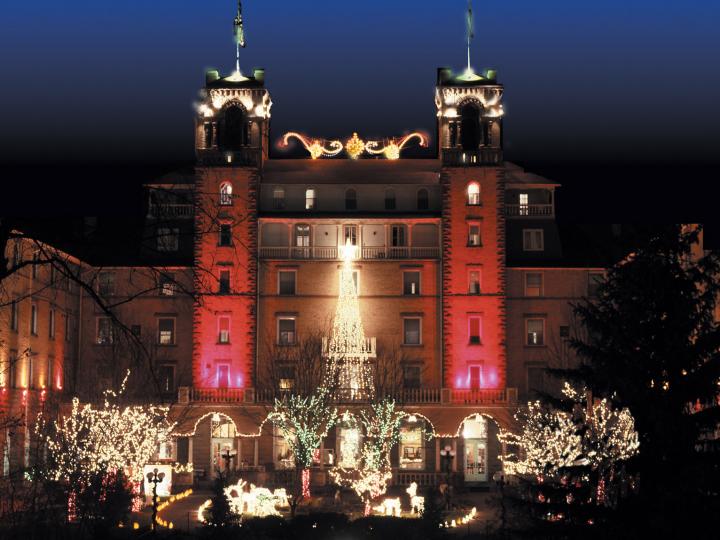 Die Festtagsbeleuchtung leuchtet am Hotel Colorado in Glenwood Springs