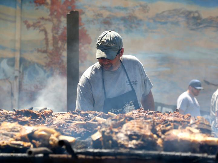 En pleine préparation de viandes grillées au festival international du barbecue à Owensboro, dans le Kentucky