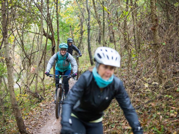 山地自行车手在阿肯色州本顿维尔的 Outerbike 单车展上呈献骑行表演 山地自行车手在阿肯色州本顿维尔的 Outerbike 单车展上呈献骑行表演