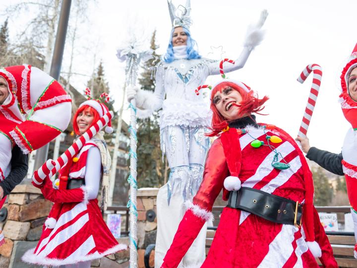 Artistes en tenue festive durant les célébrations de Vail Holidays, dans le Colorado