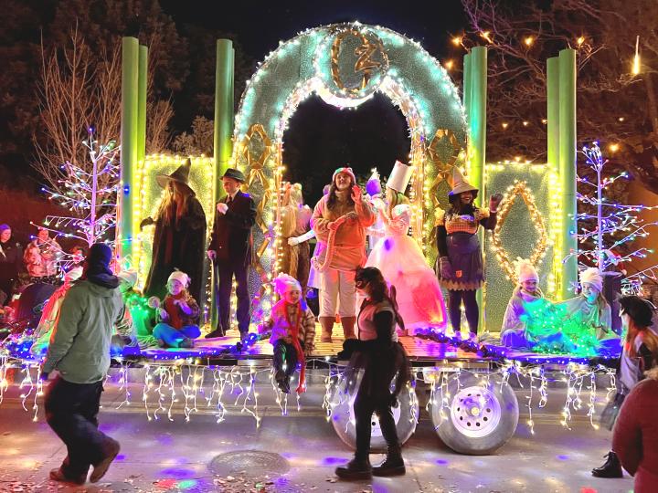 Un char coloré au Parade of Lights à Grand Junction, Colorado