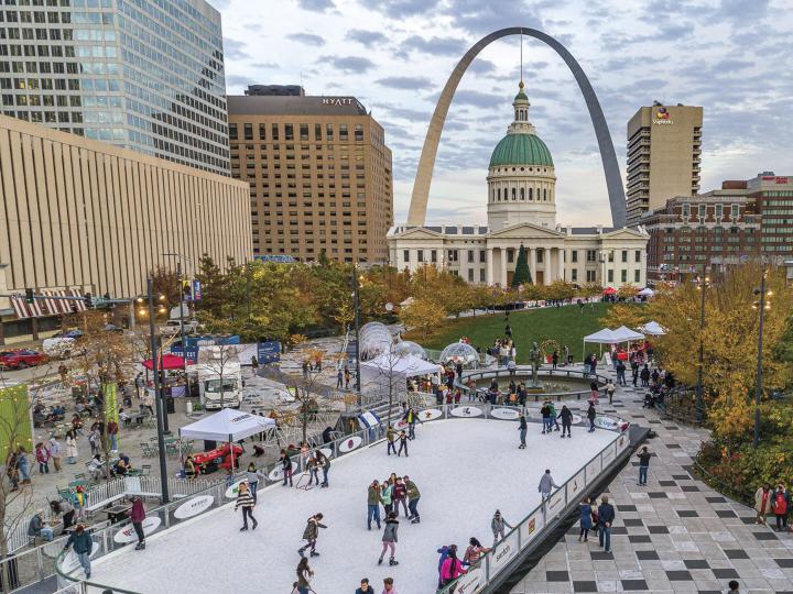 Patinação no gelo durante o Winterfest em St. Louis, Missouri