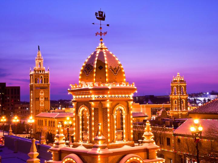 Lumières scintillantes au Country Club Plaza à Kansas City pendant les fêtes
