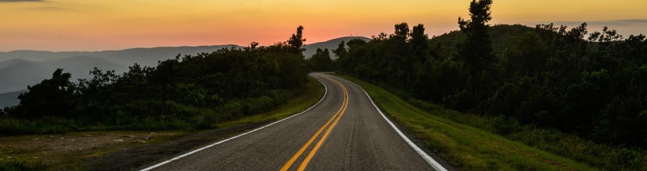走在阿肯色州威廉米娜女王州立公园的塔利米纳国家风景道路上 走在阿肯色州威廉米娜女王州立公园的塔利米纳国家风景道路上