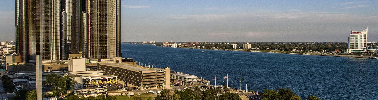 在密西根州底特律大使橋上看出去的景色