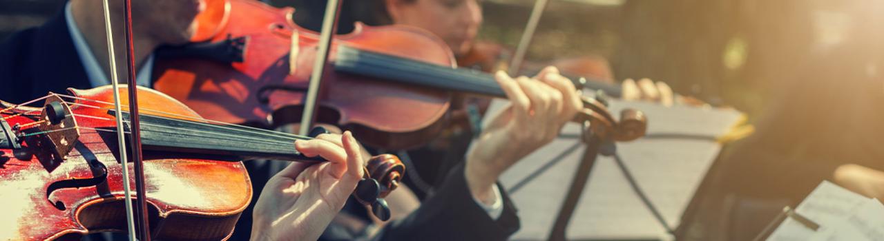 Violoniste jouant dans un festival en plein air