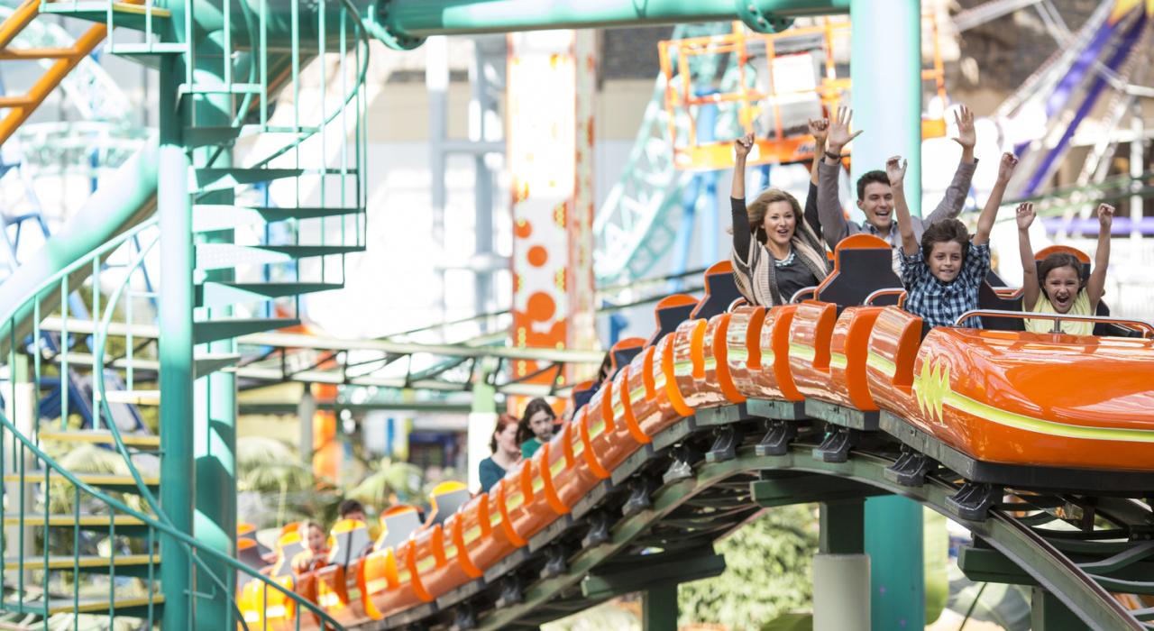 Diversión familiar en la montaña rusa Pepsi Orange Streak en Nickelodeon Universe