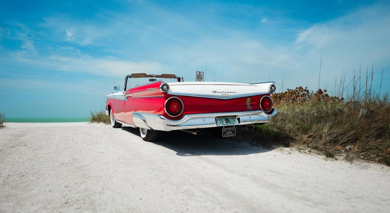 Autos antiguos y cielos azules en una hermosa playa en St. Pete/Clearwater, Florida