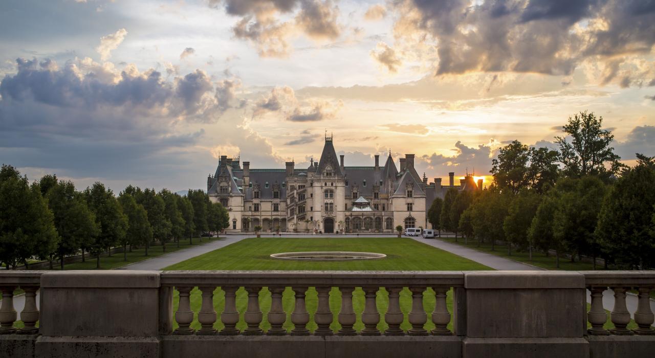 北卡罗来纳州阿什维尔夕照背景下的比特摩尔庄园 (Biltmore Mansion) 北卡罗来纳州阿什维尔夕照背景下的比特摩尔庄园 (Biltmore Mansion)