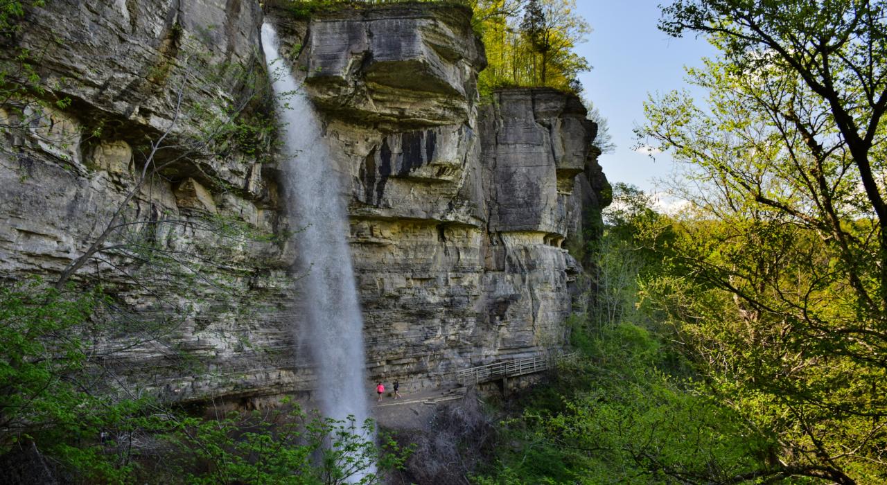 Caminhando até uma cachoeira na Indian Ladder Trail, no John Boyd Thacher State Park