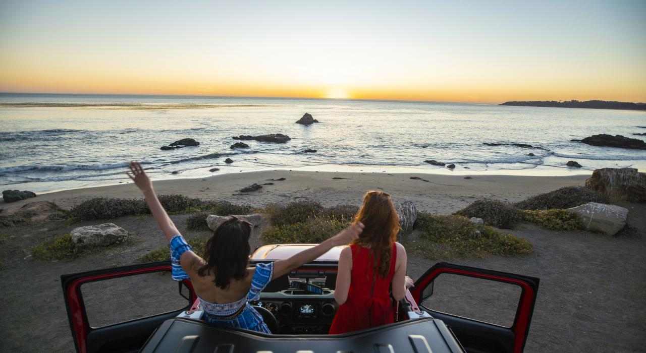 从加利福尼亚州圣西蒙的象海豹观赏区欣赏日落美景