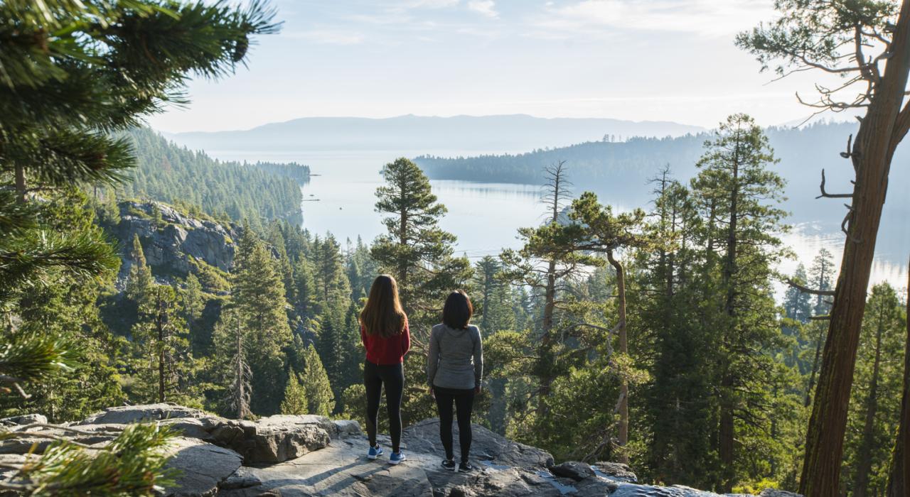Mujeres contemplando el lago Tahoe desde el Parque Estatal Emerald Bay en California.