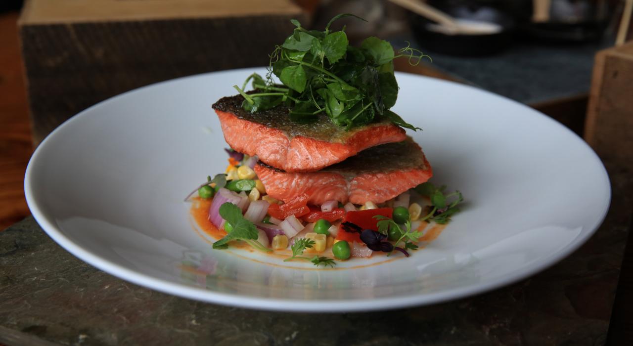 Prato criativo feito com salmão para uma magnífica opção gastronômica em Stowe, Vermont