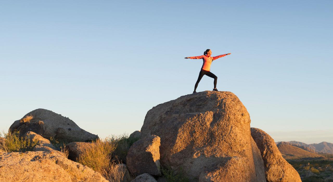 Séance de yoga dans un paysage montagneux grandiose