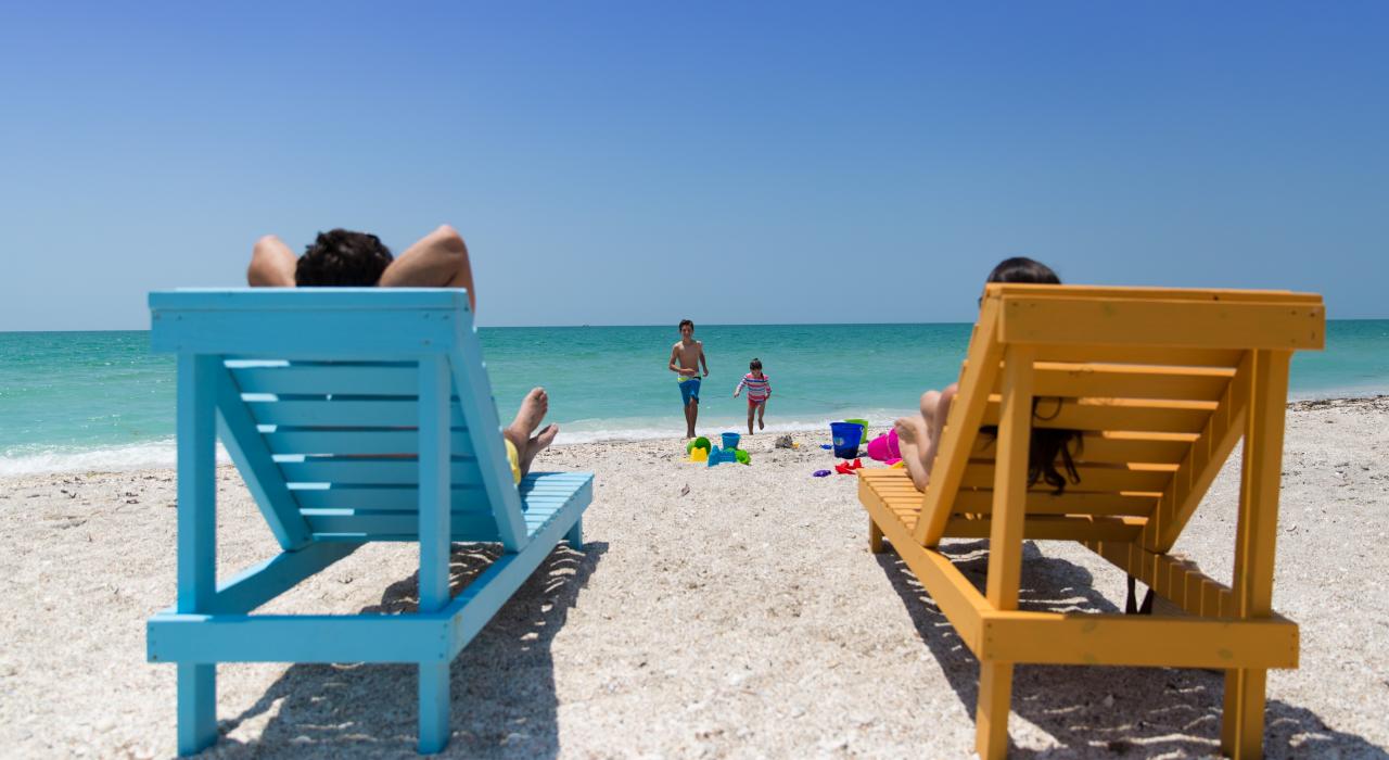 Relajación en coloridas sillas de playa