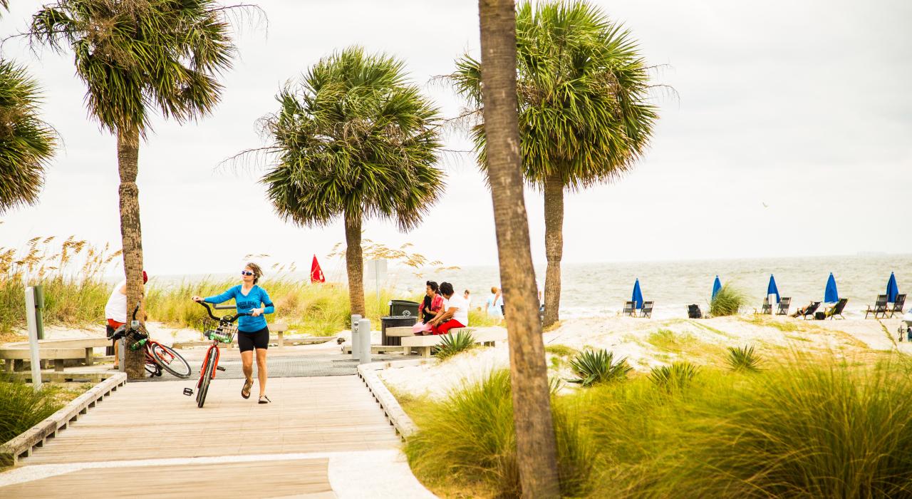 Paseando en bicicleta frente al mar en Hilton Head Island, Carolina del Sur