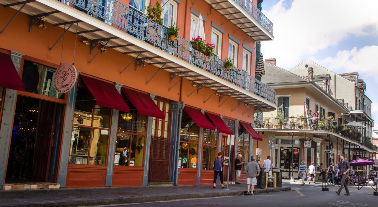 Lojas e cafés ocupam um quarteirão da cidade em Nova Orleans, Louisiana