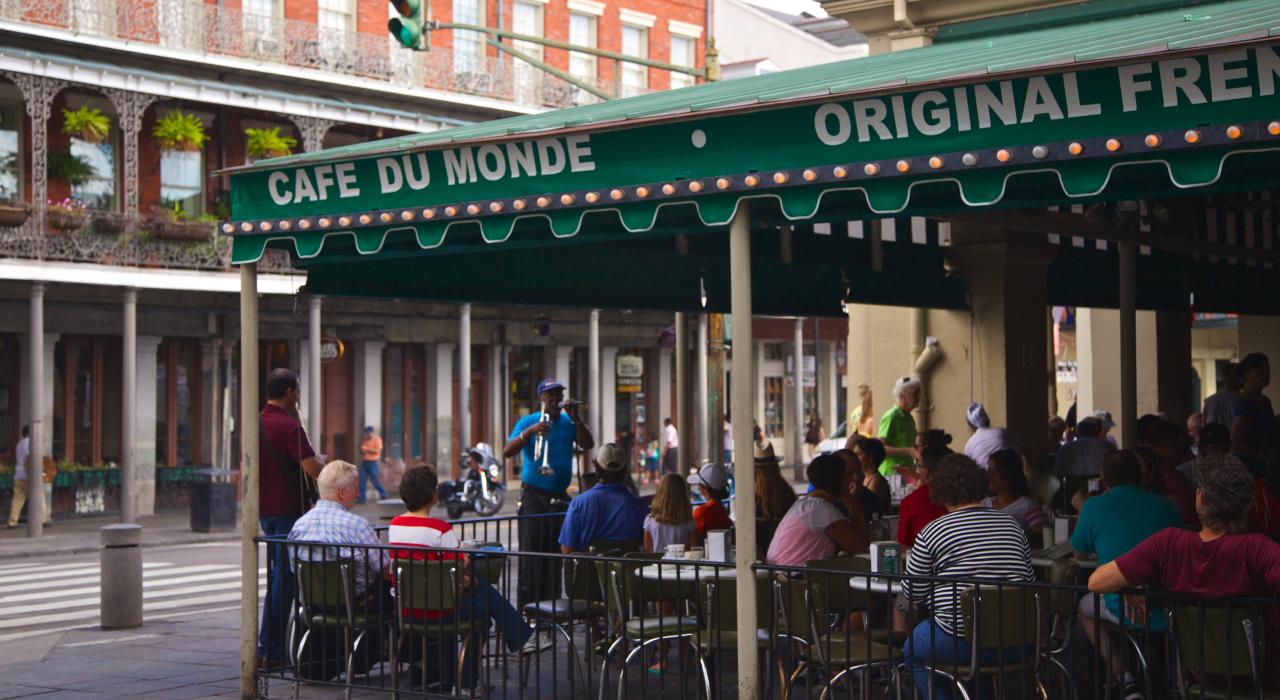 Jantar ao ar livre no Café du Monde em Nova Orleans, Louisiana