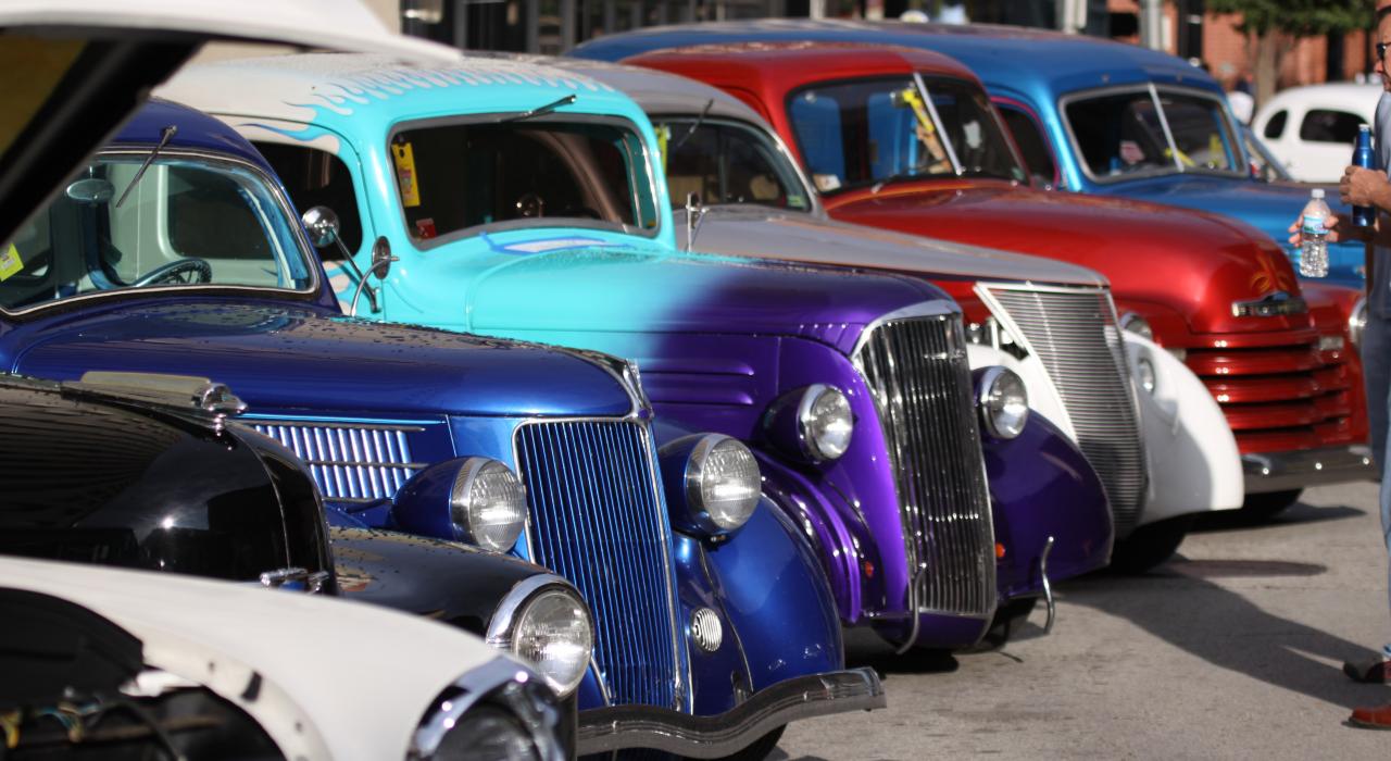 Automóviles clásicos en el International Route 66 Mother Road Festival en Springfield, Illinois